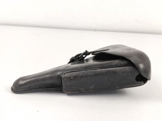 Koffertasche zur Pistole P08 der Wehrmacht, datiert 1937. Von der norwegischen Armee nach Ende des 2.Weltkrieges übernommen. Die Koppelschlaufen wurden entfernt und eine Vorrichtung zum tragen am amerikanischen Lochkoppel angenietet.