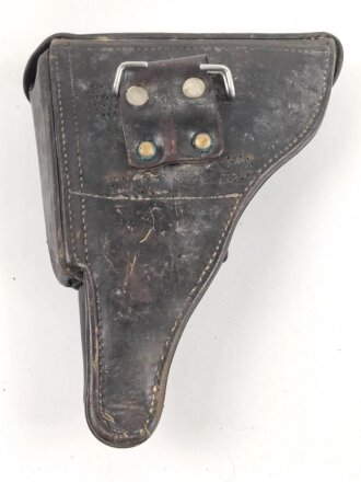 Koffertasche zur Pistole P08 der Wehrmacht, datiert 1937. Von der norwegischen Armee nach Ende des 2.Weltkrieges übernommen. Die Koppelschlaufen wurden entfernt und eine Vorrichtung zum tragen am amerikanischen Lochkoppel angenietet.