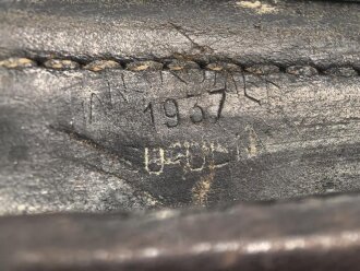 Koffertasche zur Pistole P08 der Wehrmacht, datiert 1937. Von der norwegischen Armee nach Ende des 2.Weltkrieges übernommen. Die Koppelschlaufen wurden entfernt und eine Vorrichtung zum tragen am amerikanischen Lochkoppel angenietet.