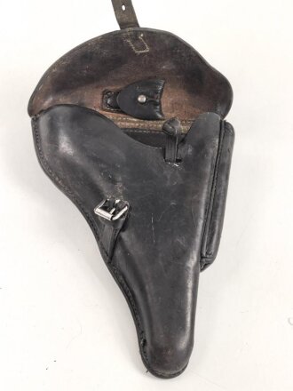 Koffertasche zur Pistole P08 der Wehrmacht, datiert 1937. Von der norwegischen Armee nach Ende des 2.Weltkrieges übernommen. Die Koppelschlaufen wurden entfernt und eine Vorrichtung zum tragen am amerikanischen Lochkoppel angenietet.