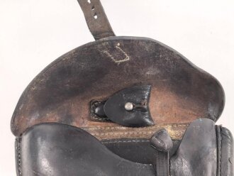 Koffertasche zur Pistole P08 der Wehrmacht, datiert 1937. Von der norwegischen Armee nach Ende des 2.Weltkrieges übernommen. Die Koppelschlaufen wurden entfernt und eine Vorrichtung zum tragen am amerikanischen Lochkoppel angenietet.