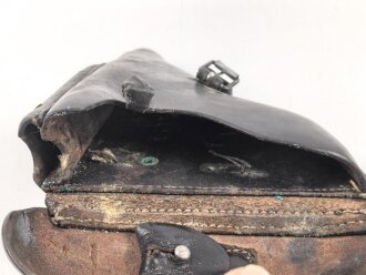 Koffertasche zur Pistole P08 der Wehrmacht, datiert 1937. Von der norwegischen Armee nach Ende des 2.Weltkrieges übernommen. Die Koppelschlaufen wurden entfernt und eine Vorrichtung zum tragen am amerikanischen Lochkoppel angenietet.