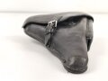 Koffertasche zur Pistole P08 der Wehrmacht, datiert 1937. Von der norwegischen Armee nach Ende des 2.Weltkrieges übernommen. Die Koppelschlaufen wurden entfernt und eine Vorrichtung zum tragen am amerikanischen Lochkoppel angenietet.