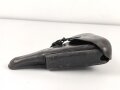 Koffertasche zur Pistole P08 der Wehrmacht, datiert 1937. Von der norwegischen Armee nach Ende des 2.Weltkrieges übernommen. Die Koppelschlaufen wurden entfernt und eine Vorrichtung zum tragen am amerikanischen Lochkoppel angenietet.