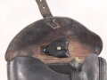 Koffertasche zur Pistole P08 der Wehrmacht, datiert 1937. Von der norwegischen Armee nach Ende des 2.Weltkrieges übernommen. Die Koppelschlaufen wurden entfernt und eine Vorrichtung zum tragen am amerikanischen Lochkoppel angenietet.