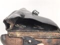 Koffertasche zur Pistole P08 der Wehrmacht, datiert 1937. Von der norwegischen Armee nach Ende des 2.Weltkrieges übernommen. Die Koppelschlaufen wurden entfernt und eine Vorrichtung zum tragen am amerikanischen Lochkoppel angenietet.