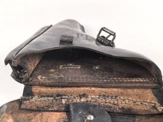 Koffertasche zur Pistole P08  datiert 1915. Von der norwegischen Armee nach Ende des 2.Weltkrieges übernommen. Die Koppelschlaufen wurden entfernt und eine Vorrichtung zum tragen am amerikanischen Lochkoppel angenietet.