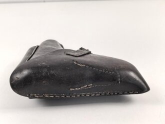 Koffertasche zur Pistole P08  datiert 1915. Von der norwegischen Armee nach Ende des 2.Weltkrieges übernommen. Die Koppelschlaufen wurden entfernt und eine Vorrichtung zum tragen am amerikanischen Lochkoppel angenietet.