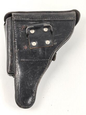 Koffertasche zur Pistole P08  datiert 1915. Von der norwegischen Armee nach Ende des 2.Weltkrieges übernommen. Die Koppelschlaufen wurden entfernt und eine Vorrichtung zum tragen am amerikanischen Lochkoppel angenietet.