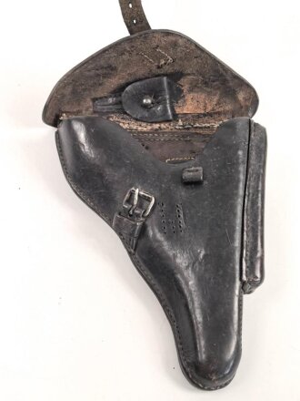 Koffertasche zur Pistole P08  datiert 1915. Von der norwegischen Armee nach Ende des 2.Weltkrieges übernommen. Die Koppelschlaufen wurden entfernt und eine Vorrichtung zum tragen am amerikanischen Lochkoppel angenietet.