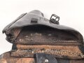 Koffertasche zur Pistole P08  datiert 1915. Von der norwegischen Armee nach Ende des 2.Weltkrieges übernommen. Die Koppelschlaufen wurden entfernt und eine Vorrichtung zum tragen am amerikanischen Lochkoppel angenietet.