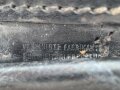 Koffertasche zur Pistole P08  datiert 1915. Von der norwegischen Armee nach Ende des 2.Weltkrieges übernommen. Die Koppelschlaufen wurden entfernt und eine Vorrichtung zum tragen am amerikanischen Lochkoppel angenietet.