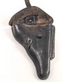Koffertasche zur Pistole P08  datiert 1915. Von der norwegischen Armee nach Ende des 2.Weltkrieges übernommen. Die Koppelschlaufen wurden entfernt und eine Vorrichtung zum tragen am amerikanischen Lochkoppel angenietet.
