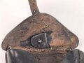Koffertasche zur Pistole P08  datiert 1915. Von der norwegischen Armee nach Ende des 2.Weltkrieges übernommen. Die Koppelschlaufen wurden entfernt und eine Vorrichtung zum tragen am amerikanischen Lochkoppel angenietet.