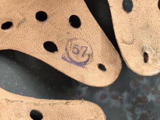 Stahlhelm Modell 1942 für Angehörige des Heeres. Original lackierte Glocke ckl64 , das Abzeichen vermutlich neuzeitlich ergänzt. Originales Innenfutter neuzeitlich ergänzt, originaler Kinnriemen.