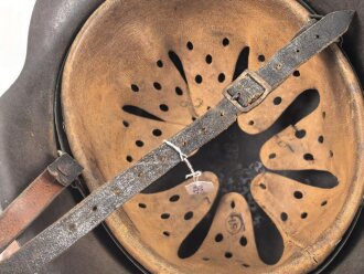 Stahlhelm Modell 1942 für Angehörige des Heeres. Original lackierte Glocke ckl64 , das Abzeichen vermutlich neuzeitlich ergänzt. Originales Innenfutter neuzeitlich ergänzt, originaler Kinnriemen.