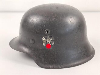 Stahlhelm Modell 1942 für Angehörige des Heeres. Original lackierte Glocke ckl64 , das Abzeichen vermutlich neuzeitlich ergänzt. Originales Innenfutter neuzeitlich ergänzt, originaler Kinnriemen.