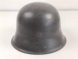 Stahlhelm Modell 1942 für Angehörige des Heeres. Original lackierte Glocke ckl64 , das Abzeichen vermutlich neuzeitlich ergänzt. Originales Innenfutter neuzeitlich ergänzt, originaler Kinnriemen.