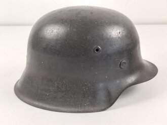 Stahlhelm Modell 1942 für Angehörige des Heeres. Original lackierte Glocke ckl64 , das Abzeichen vermutlich neuzeitlich ergänzt. Originales Innenfutter neuzeitlich ergänzt, originaler Kinnriemen.