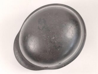 Stahlhelm Modell 1942 für Angehörige des Heeres. Original lackierte Glocke ckl64 , das Abzeichen vermutlich neuzeitlich ergänzt. Originales Innenfutter neuzeitlich ergänzt, originaler Kinnriemen.