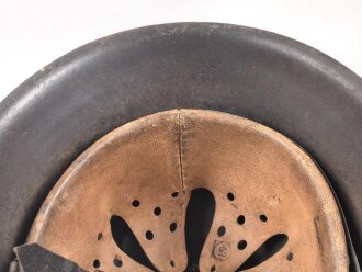 Stahlhelm Modell 1942 für Angehörige des Heeres. Original lackierte Glocke ckl64 , das Abzeichen vermutlich neuzeitlich ergänzt. Originales Innenfutter neuzeitlich ergänzt, originaler Kinnriemen.