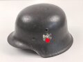 Stahlhelm Modell 1942 für Angehörige des Heeres. Original lackierte Glocke ckl64 , das Abzeichen vermutlich neuzeitlich ergänzt. Originales Innenfutter neuzeitlich ergänzt, originaler Kinnriemen.