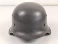 Stahlhelm Modell 1942 für Angehörige des Heeres. Original lackierte Glocke ckl64 , das Abzeichen vermutlich neuzeitlich ergänzt. Originales Innenfutter neuzeitlich ergänzt, originaler Kinnriemen.