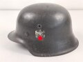 Stahlhelm Modell 1942 für Angehörige des Heeres. Original lackierte Glocke ckl64 , das Abzeichen vermutlich neuzeitlich ergänzt. Originales Innenfutter neuzeitlich ergänzt, originaler Kinnriemen.