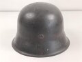 Stahlhelm Modell 1942 für Angehörige des Heeres. Original lackierte Glocke ckl64 , das Abzeichen vermutlich neuzeitlich ergänzt. Originales Innenfutter neuzeitlich ergänzt, originaler Kinnriemen.