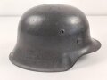 Stahlhelm Modell 1942 für Angehörige des Heeres. Original lackierte Glocke ckl64 , das Abzeichen vermutlich neuzeitlich ergänzt. Originales Innenfutter neuzeitlich ergänzt, originaler Kinnriemen.