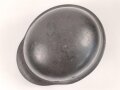Stahlhelm Modell 1942 für Angehörige des Heeres. Original lackierte Glocke ckl64 , das Abzeichen vermutlich neuzeitlich ergänzt. Originales Innenfutter neuzeitlich ergänzt, originaler Kinnriemen.