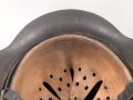 Stahlhelm Modell 1942 für Angehörige des Heeres. Original lackierte Glocke ckl64 , das Abzeichen vermutlich neuzeitlich ergänzt. Originales Innenfutter neuzeitlich ergänzt, originaler Kinnriemen.