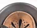 Stahlhelm Modell 1942 für Angehörige des Heeres. Original lackierte Glocke ckl64 , das Abzeichen vermutlich neuzeitlich ergänzt. Originales Innenfutter neuzeitlich ergänzt, originaler Kinnriemen.