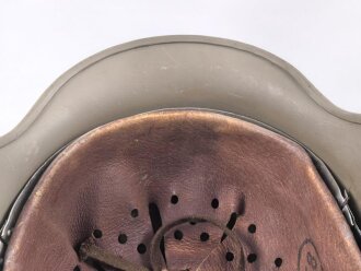Norwegen, Stahlhelm der ehemaligen deutschen Wehrmacht, von der norwegischen Armee neu lackiert und mit norwegischen Emblemen versehen. ET 66