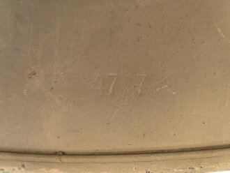 Norwegen, Stahlhelm der ehemaligen deutschen Wehrmacht, von der norwegischen Armee neu lackiert und mit norwegischen Emblemen versehen. ET 66