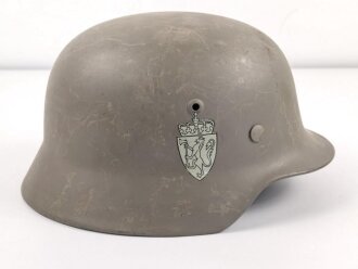 Norwegen, Stahlhelm der ehemaligen deutschen Wehrmacht, von der norwegischen Armee neu lackiert und mit norwegischen Emblemen versehen. ET 66
