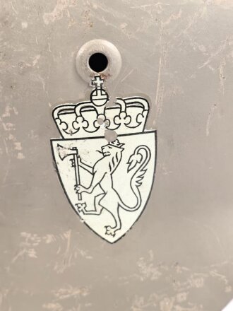Norwegen, Stahlhelm der ehemaligen deutschen Wehrmacht, von der norwegischen Armee neu lackiert und mit norwegischen Emblemen versehen. ET 66