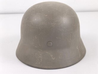 Norwegen, Stahlhelm der ehemaligen deutschen Wehrmacht, von der norwegischen Armee neu lackiert und mit norwegischen Emblemen versehen. ET 66
