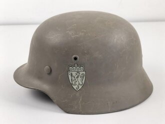 Norwegen, Stahlhelm der ehemaligen deutschen Wehrmacht, von der norwegischen Armee neu lackiert und mit norwegischen Emblemen versehen. ET 66