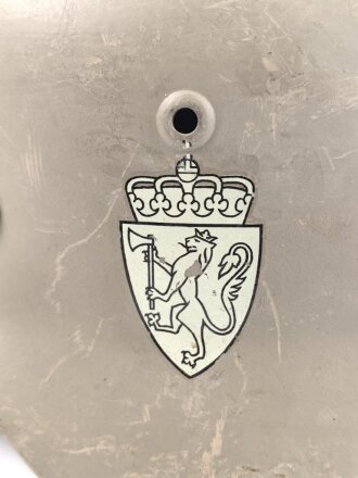 Norwegen, Stahlhelm der ehemaligen deutschen Wehrmacht, von der norwegischen Armee neu lackiert und mit norwegischen Emblemen versehen. ET 66