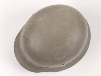 Norwegen, Stahlhelm der ehemaligen deutschen Wehrmacht, von der norwegischen Armee neu lackiert und mit norwegischen Emblemen versehen. ET 66