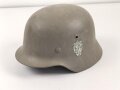 Norwegen, Stahlhelm der ehemaligen deutschen Wehrmacht, von der norwegischen Armee neu lackiert und mit norwegischen Emblemen versehen. ET 66