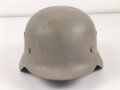 Norwegen, Stahlhelm der ehemaligen deutschen Wehrmacht, von der norwegischen Armee neu lackiert und mit norwegischen Emblemen versehen. ET 66