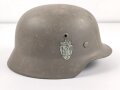 Norwegen, Stahlhelm der ehemaligen deutschen Wehrmacht, von der norwegischen Armee neu lackiert und mit norwegischen Emblemen versehen. ET 66