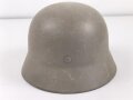 Norwegen, Stahlhelm der ehemaligen deutschen Wehrmacht, von der norwegischen Armee neu lackiert und mit norwegischen Emblemen versehen. ET 66