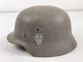 Norwegen, Stahlhelm der ehemaligen deutschen Wehrmacht, von der norwegischen Armee neu lackiert und mit norwegischen Emblemen versehen. ET 66
