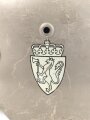 Norwegen, Stahlhelm der ehemaligen deutschen Wehrmacht, von der norwegischen Armee neu lackiert und mit norwegischen Emblemen versehen. ET 66