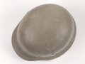 Norwegen, Stahlhelm der ehemaligen deutschen Wehrmacht, von der norwegischen Armee neu lackiert und mit norwegischen Emblemen versehen. ET 66