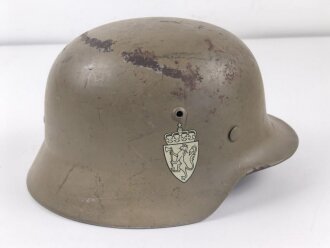 Norwegen, Stahlhelm der ehemaligen deutschen Wehrmacht, von der norwegischen Armee neu lackiert und mit norwegischen Emblemen versehen. ET 64