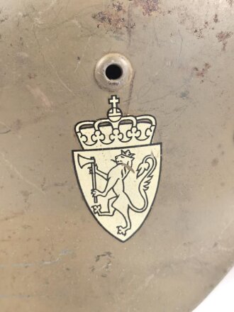 Norwegen, Stahlhelm der ehemaligen deutschen Wehrmacht, von der norwegischen Armee neu lackiert und mit norwegischen Emblemen versehen. ET 64